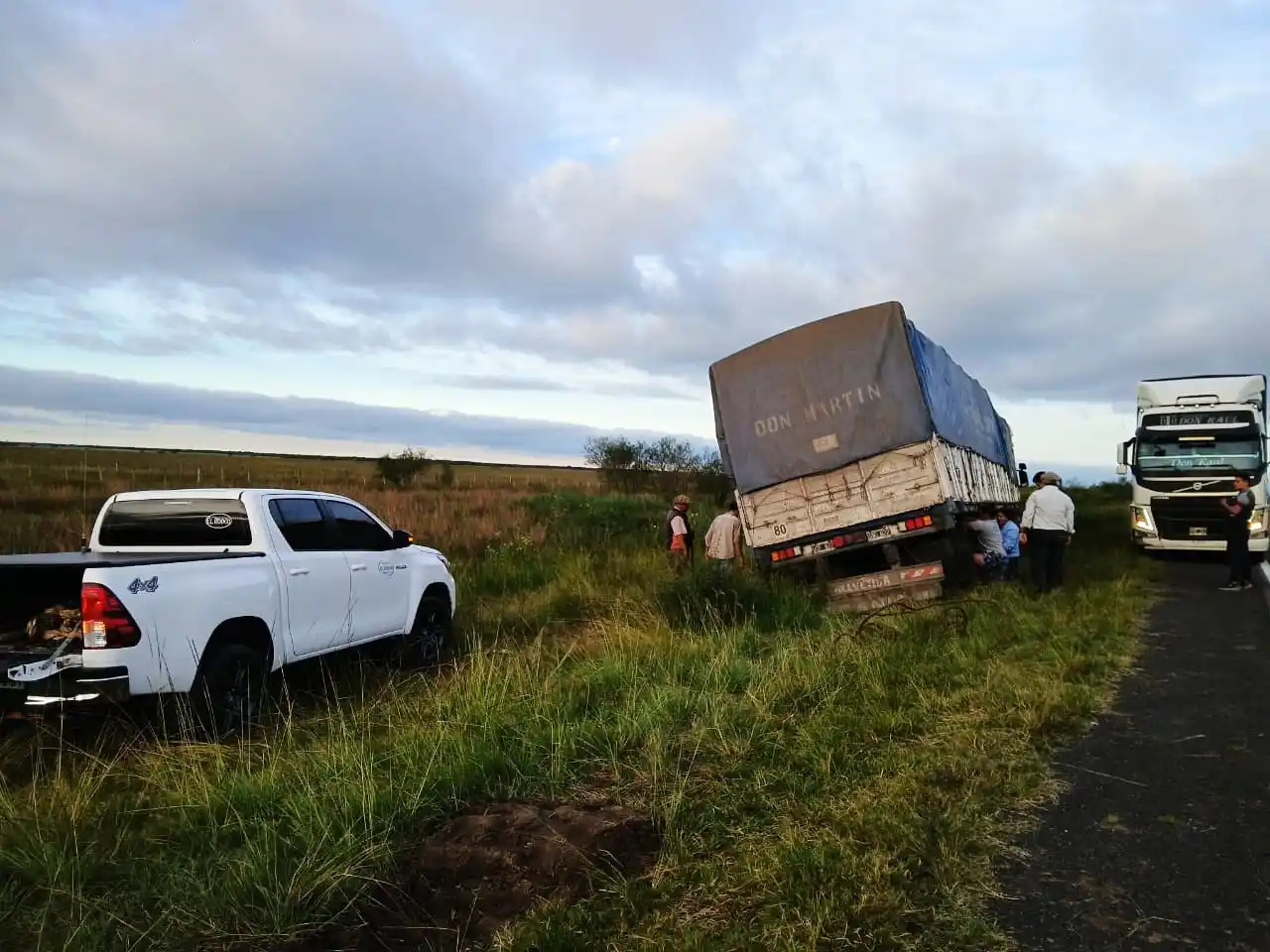 Las fuerzas vivas trabajaron para reubicar el camión sobre la cinta asfáltica.
