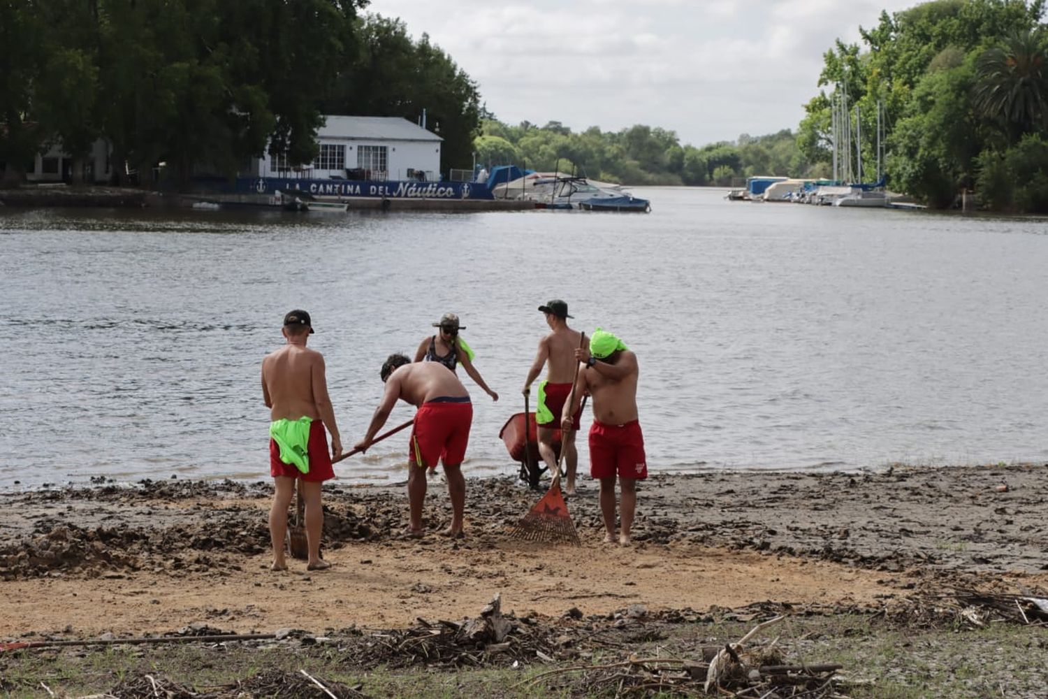 Luego de la bajante del río Gualeguaychú, comenzaron a reacondicionar la Playa del Puente