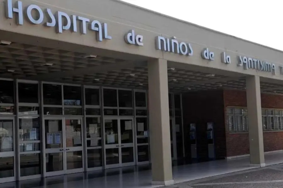 Tuvieron que amputarle el dedo a una beba que se agarró la mano con la puerta