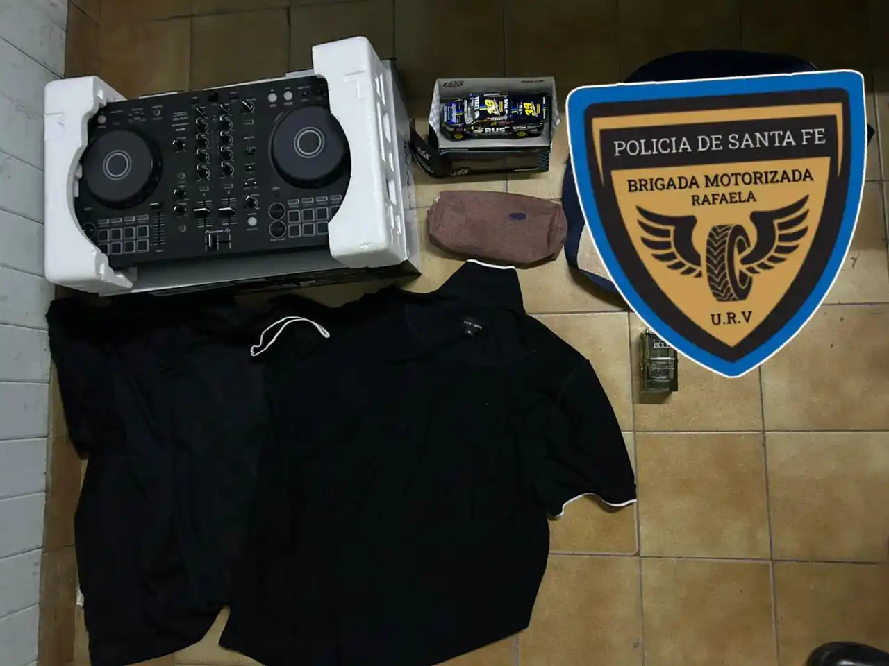 Vio a un hombre saltando un tapial con varios objetos robados: cayó detenido en la zona