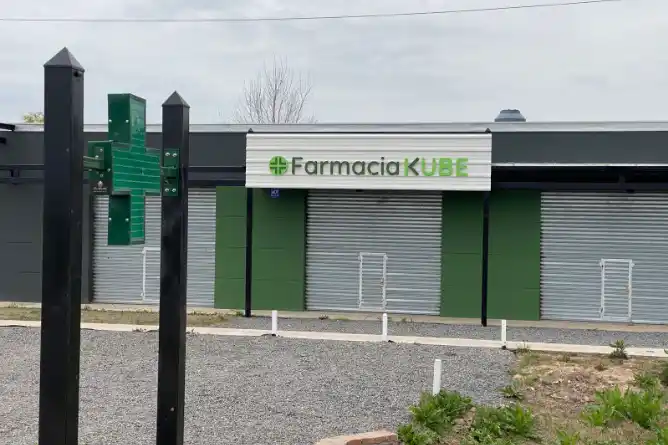 Preparativos para la apertura de una nueva farmacia en el barrio San Cayetano