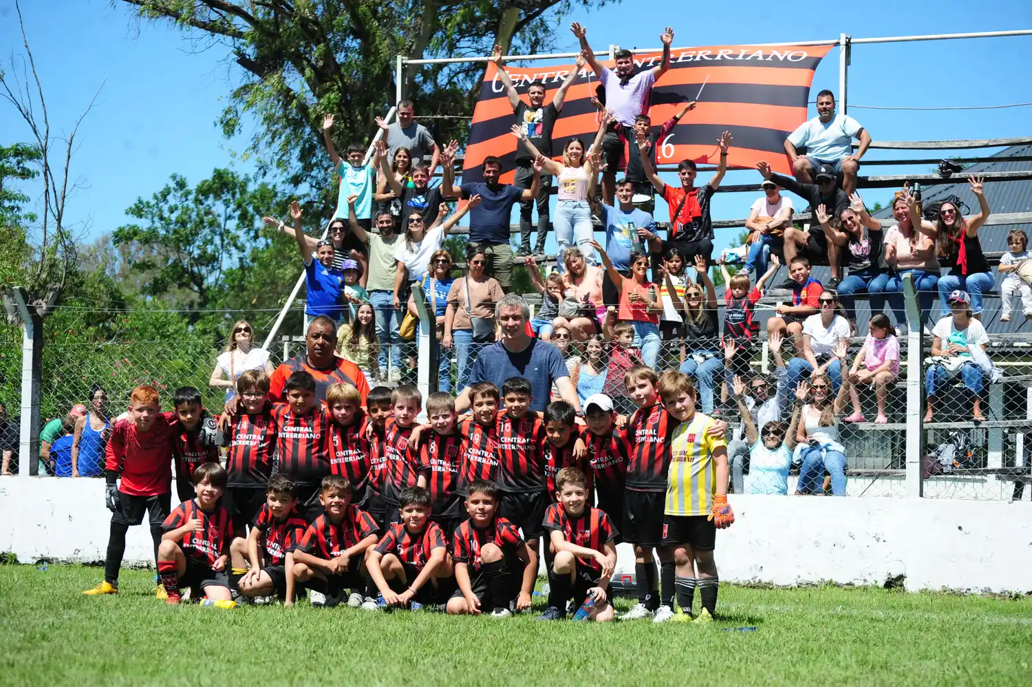 Los chicos de Central disfutan con su familia el torneo que los tiene como anfitrión (crédito: MR Fotografía)