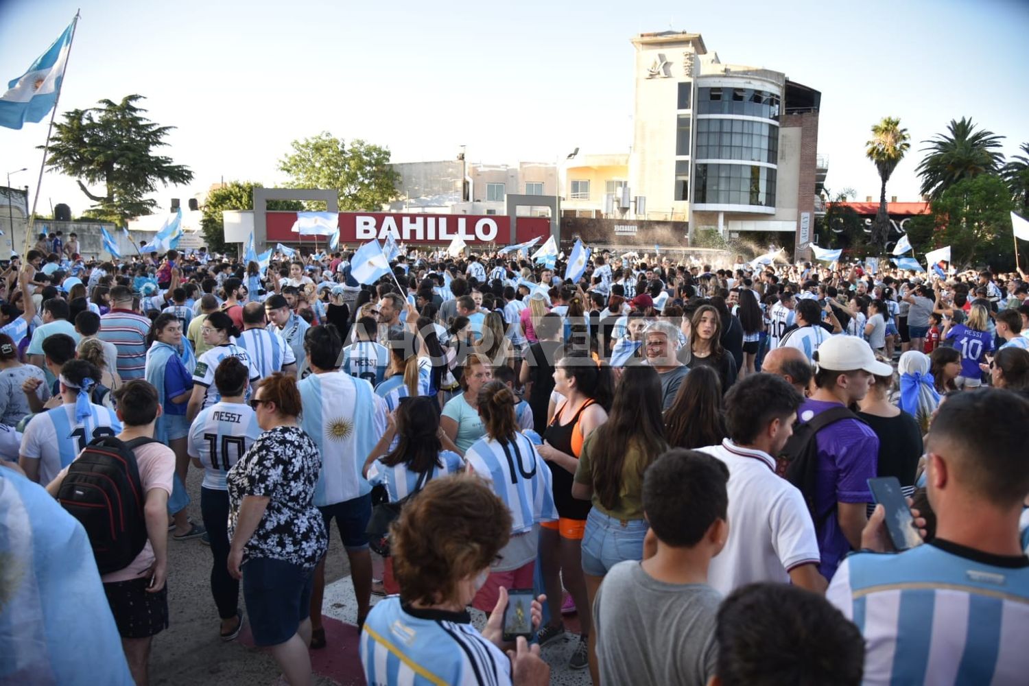 Fue a festejar a los obeliscos y dejó su moto mal estacionada: se la llevó la policía