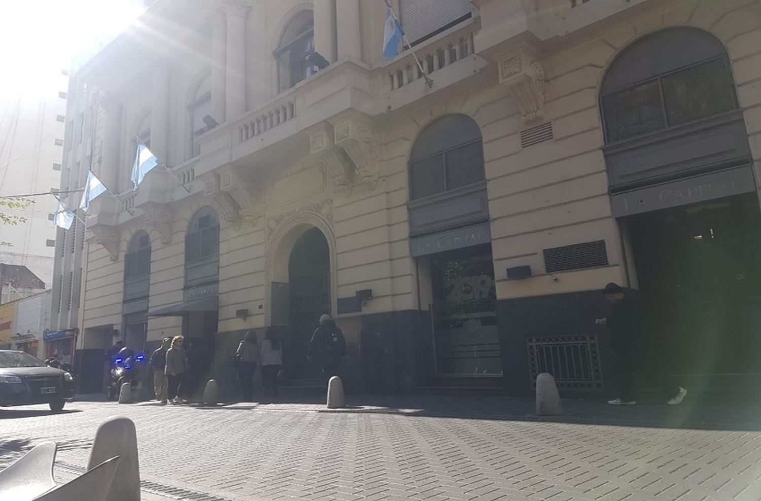 La receptoría de clasificados del diario La Capital fue asaltada a mano armada