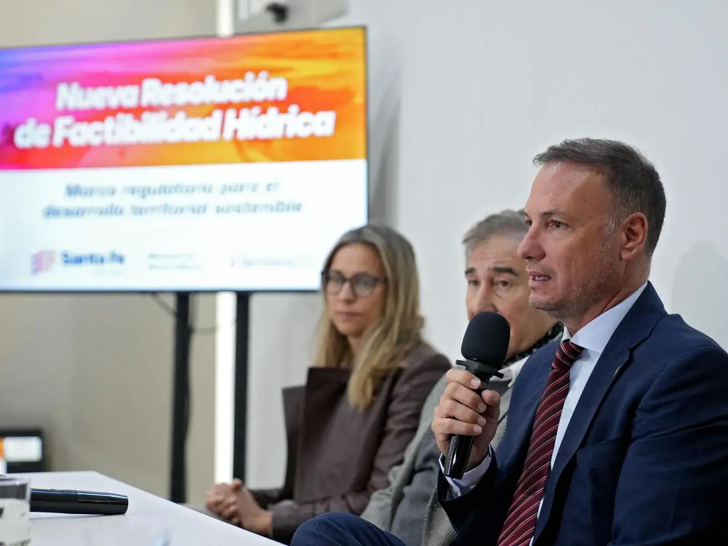El ministro Enrico presentó el plan junto a colegios de profesionales.