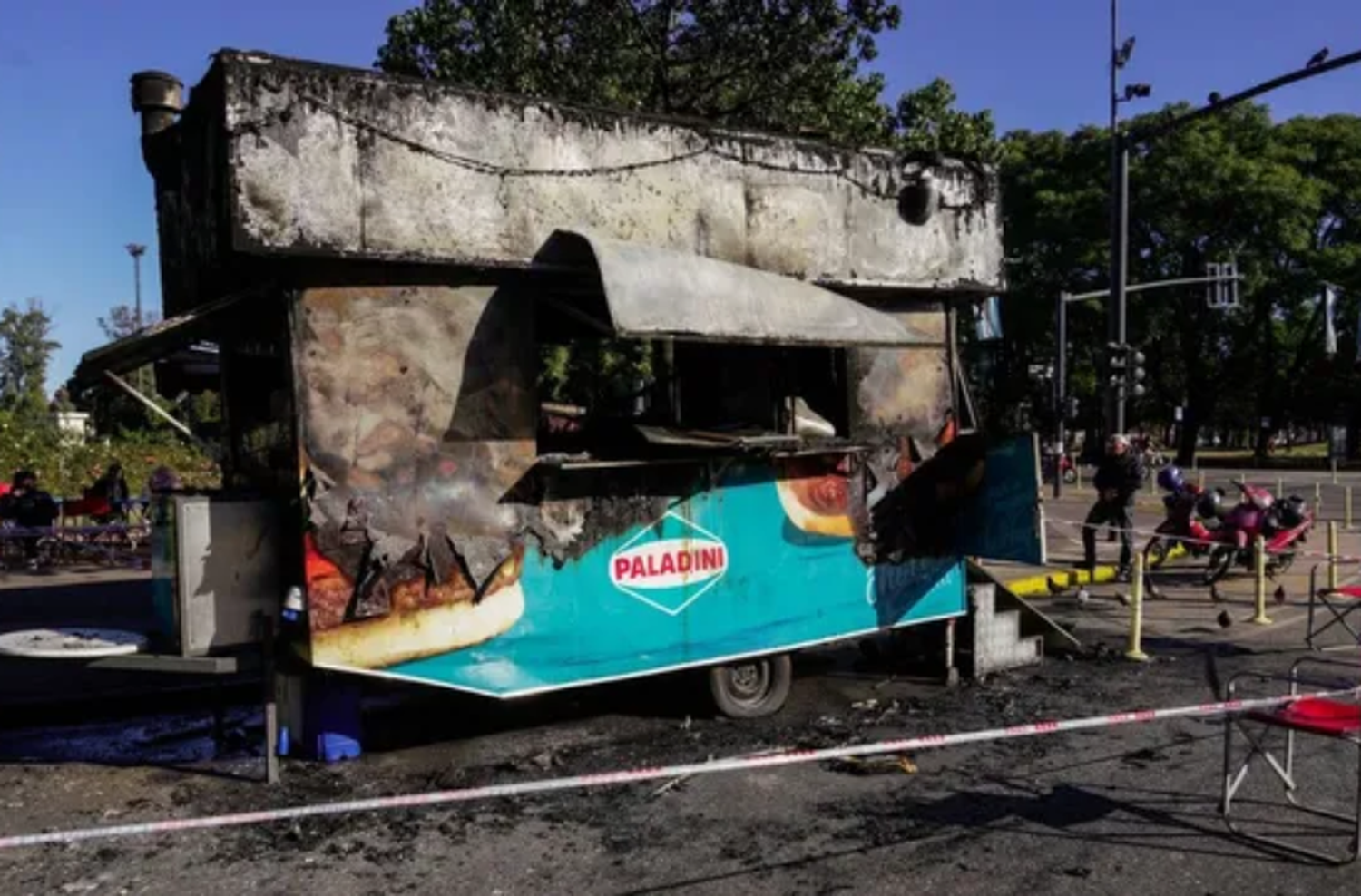 Incendio en el parque Independencia: un carrito fue consumido por el fuego