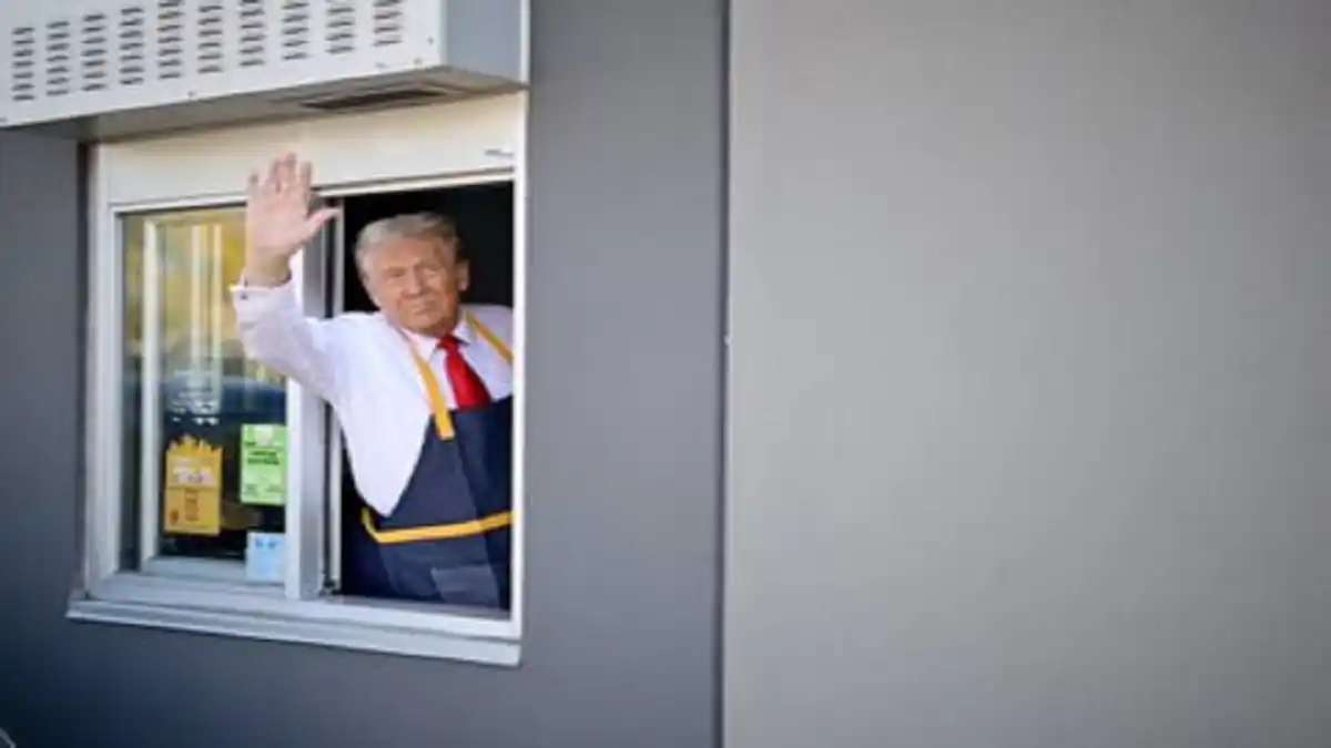Trump se viste de empleado de McDonald’s: busca desacreditar a Kamala Harris