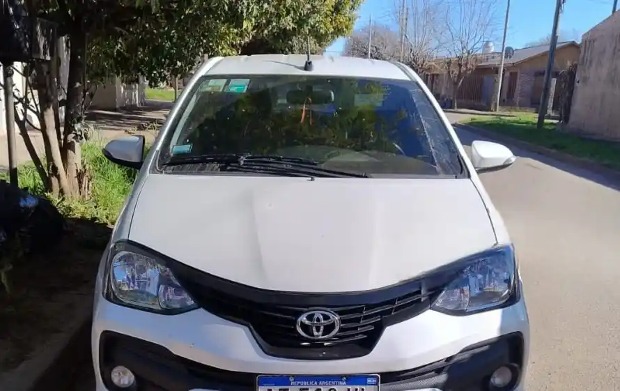 El Etios fua abandonado en la zona urbana de la ciudad de Baradero.