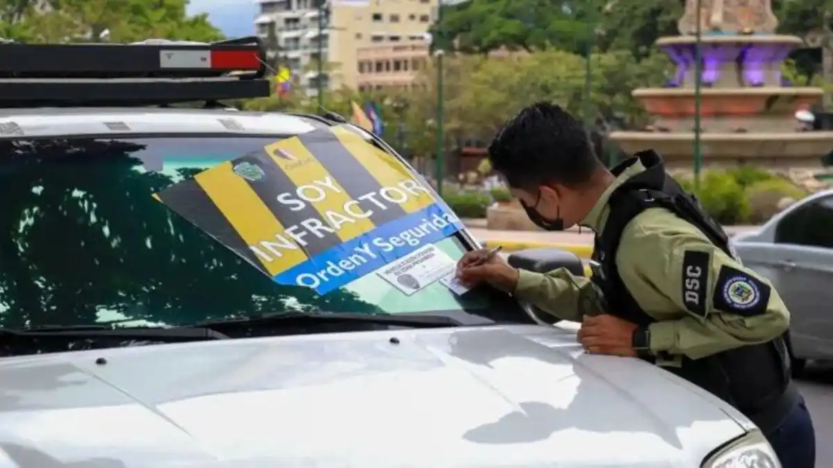 ¿LA LEY DE LA EMPANADA SE INSTAURÓ EN CHACAO? Mujer reclama a polichacao por poner multa a infractor comensal