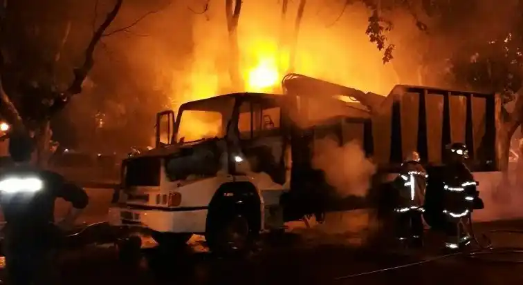 Un camión de basura se prendió fuego en plena calle
