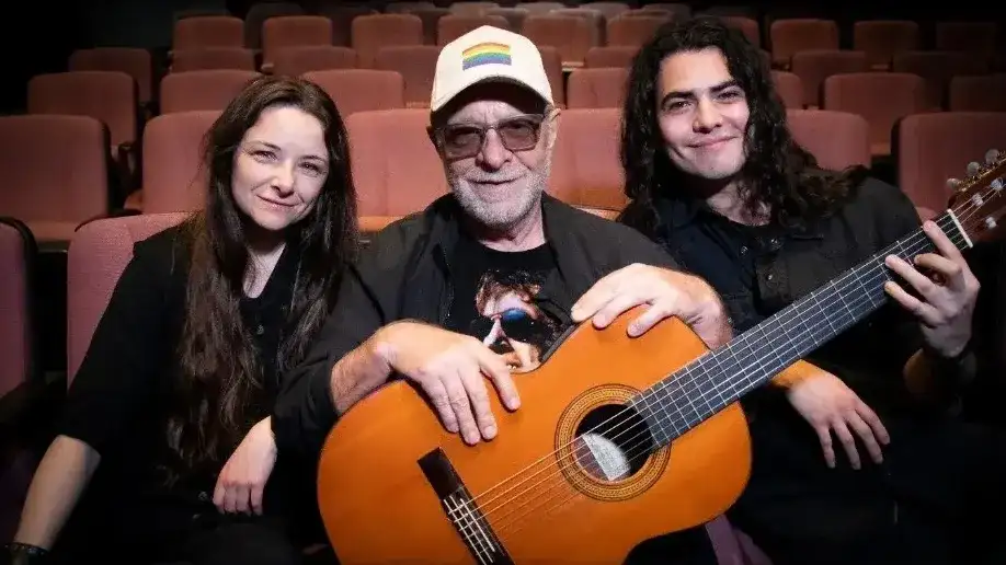León Gieco, junto a su hija Joana y Alejo León