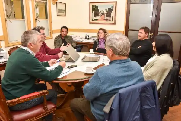 El ejecutivo y los gremios acordaron aumento extra para trabajadores municipales