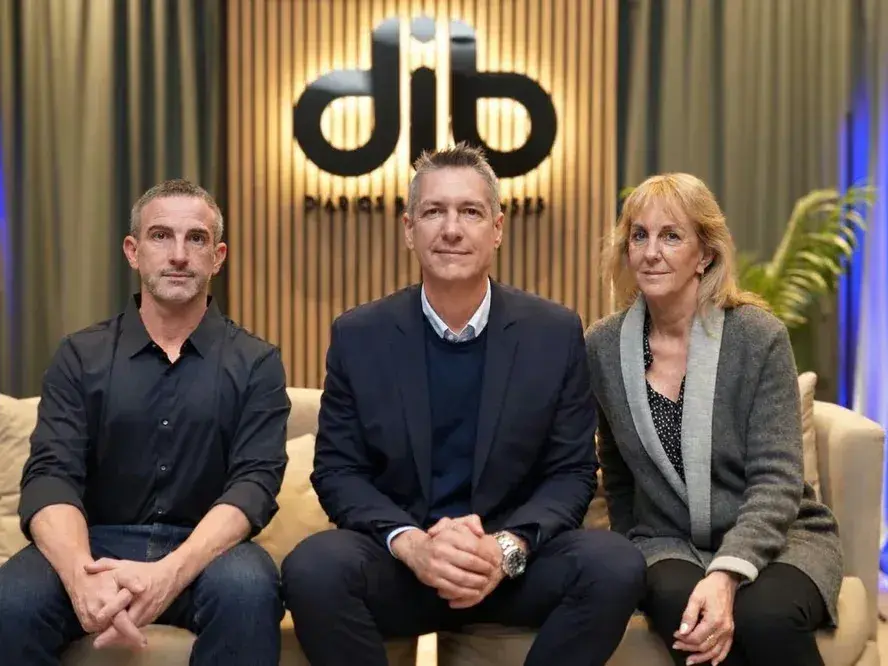 Gonzalo Julián Irazoqui, presidente de la agencia DIB, junto a Ramona Maciel, vicepresidenta, y Fernando Curas, director