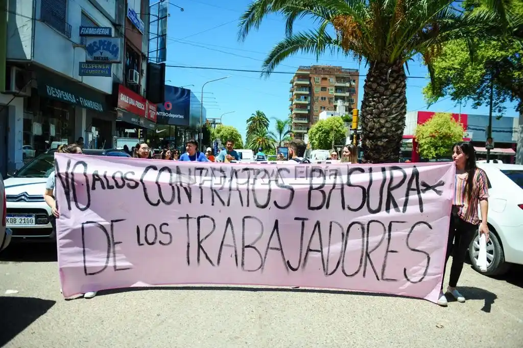 Trabajadores del Hospital Centenario marcharon contra la precariedad del sector y la incertidumbre laboral