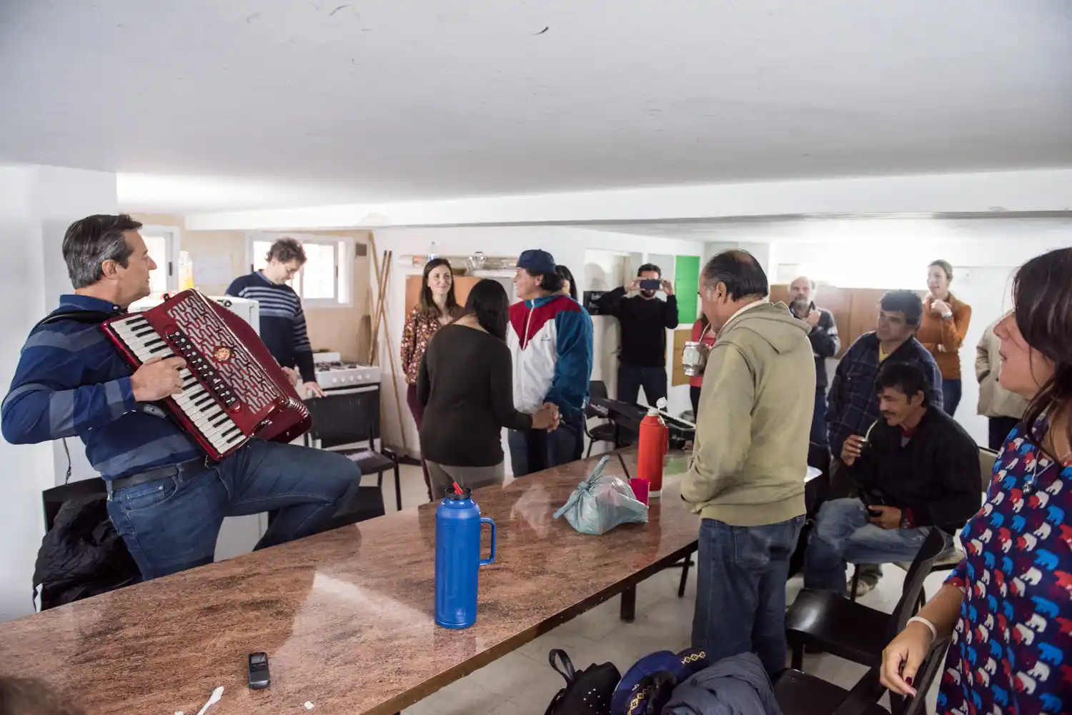 Bahl sorprendió con su acordeón en el taller de música del Hospital Escuela
