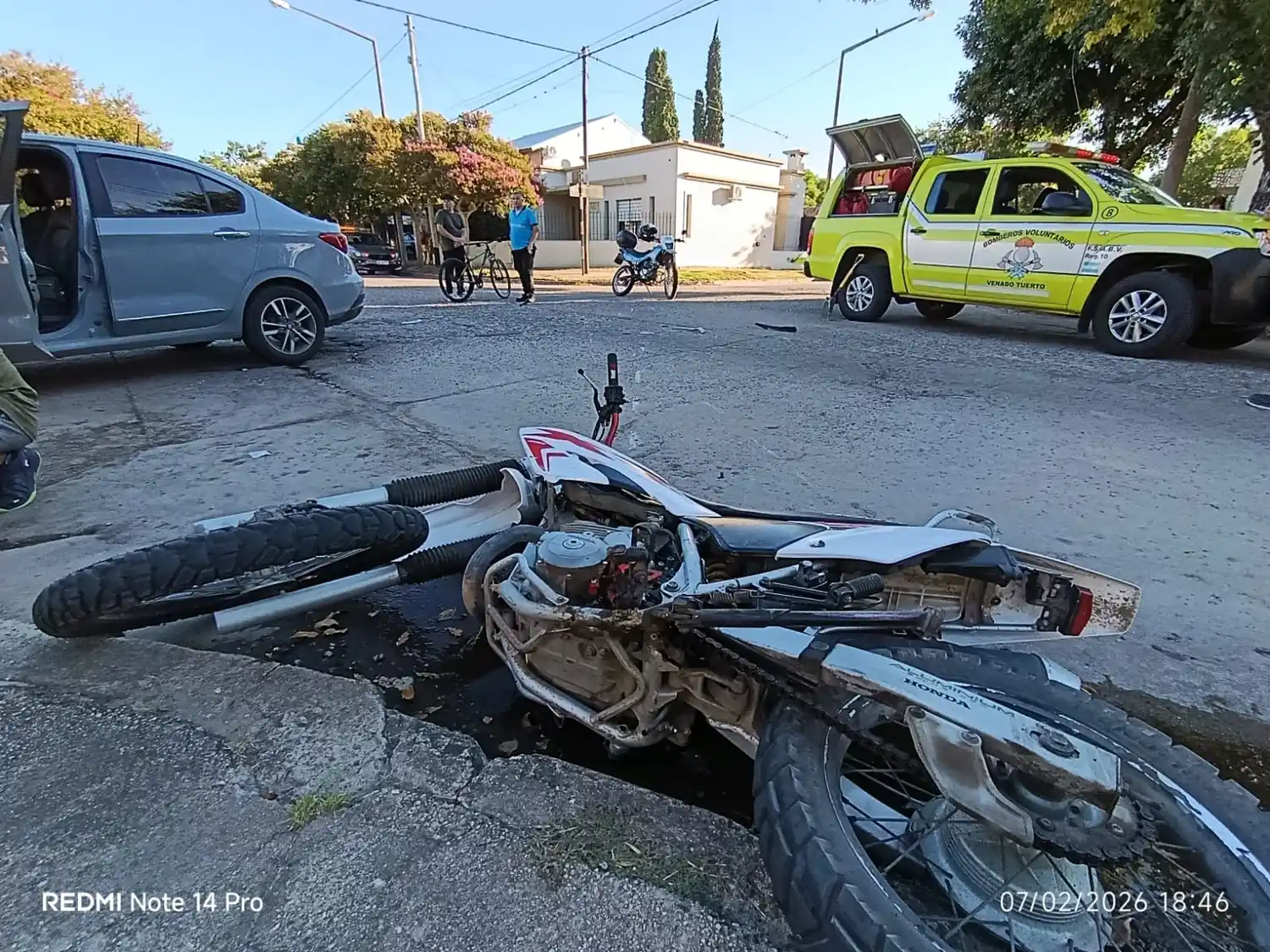 Violenta colisión entre el auto y la moto.