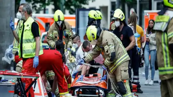 ¿ACTO TERRORISTA? Vehículo arremete contra multitud en Berlín y deja un muerto y al menos 30 heridos