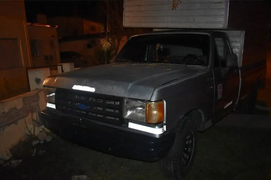 Alcoholizado, chocó una casilla de gas y hallaron droga en la camioneta