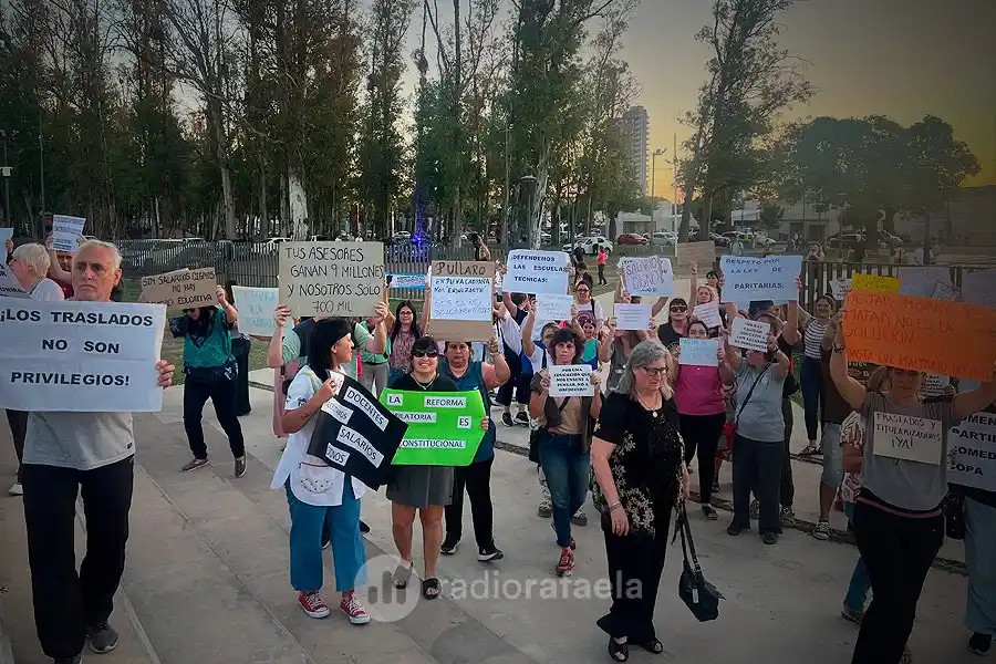 Docentes expresaron sus reclamos al gobernador durante su visita a Rafaela