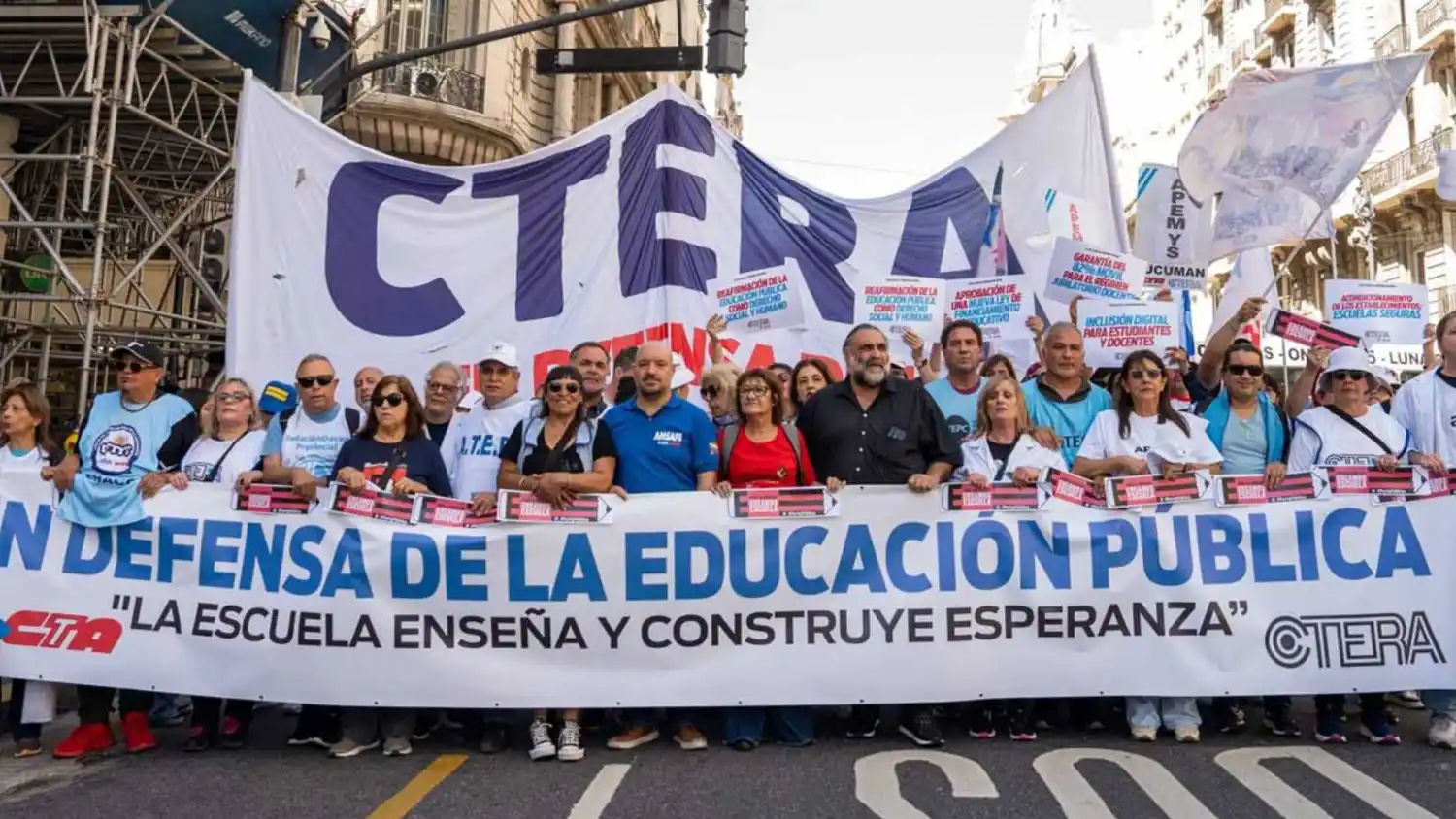 Docentes nucleados en la Ctera en una reciente marcha