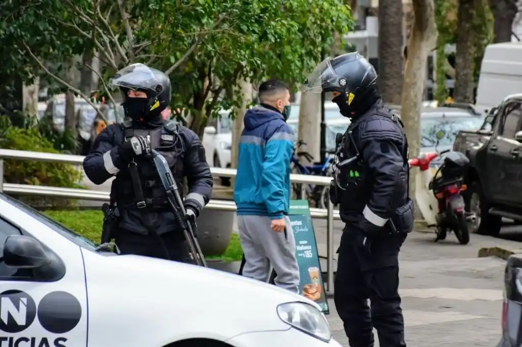 Control de uso obligatorio de barbijos en pleno centro de Rosario