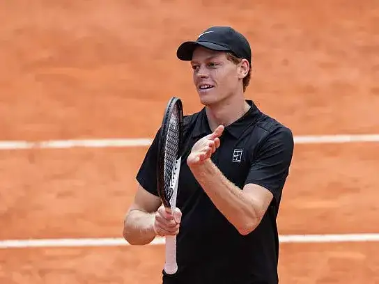 Sinner venció a Medvedev y definirá con Ruud