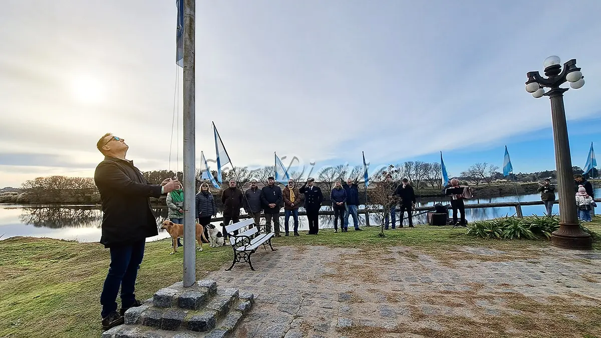 Izamiento. De la Bandera en la ribera necochense