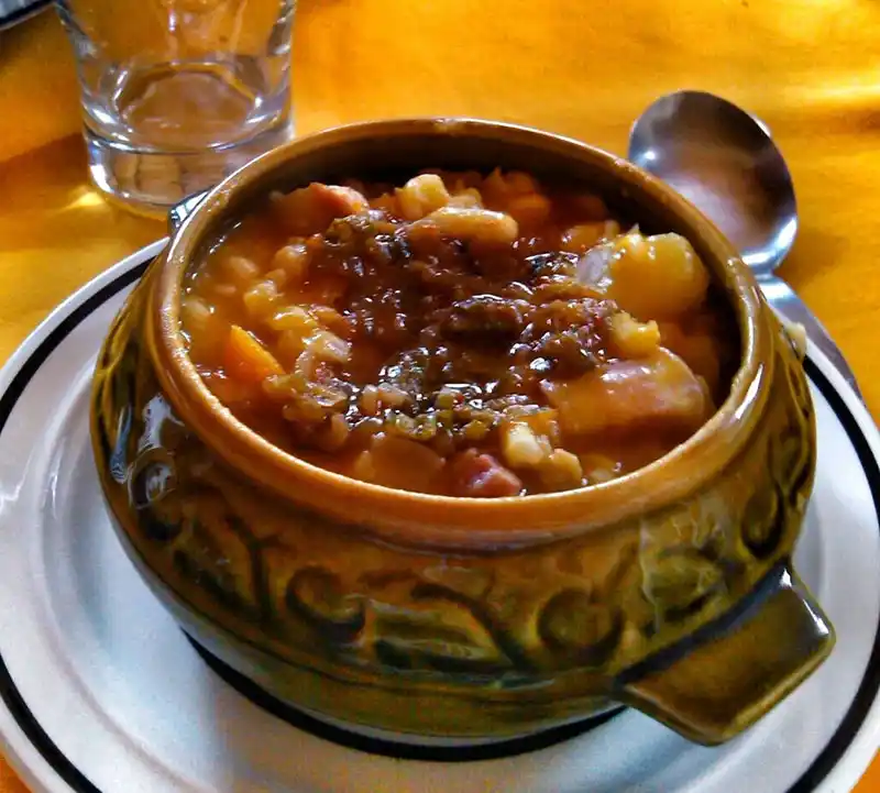 El locro del 25 de Mayo, una receta tradicional que continúa vigente