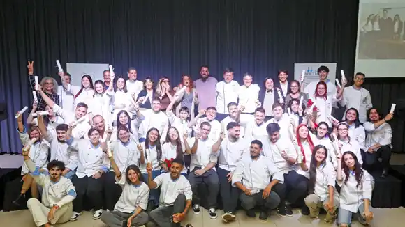Egresaron más de 200 alumnos de la Escuela de Hotelería y Gastronomía de UTHGRA Mar del Plata