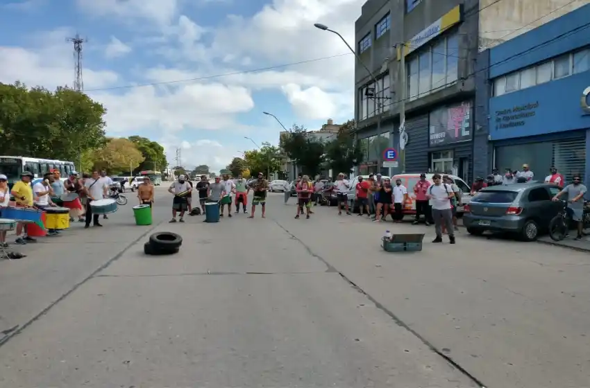 Guardavidas protestan frente al COM: "Nos quedaremos hasta que venga el Intendente"