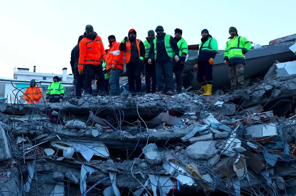 Turquía: brigadistas argentinos rescataron con vida a tres personas de entre los escombros