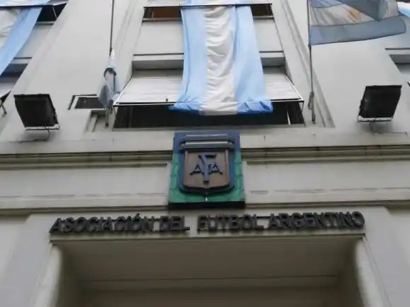 Los partidos de fútbol podrán comenzar a partir de las 15:30.Foto: @afa