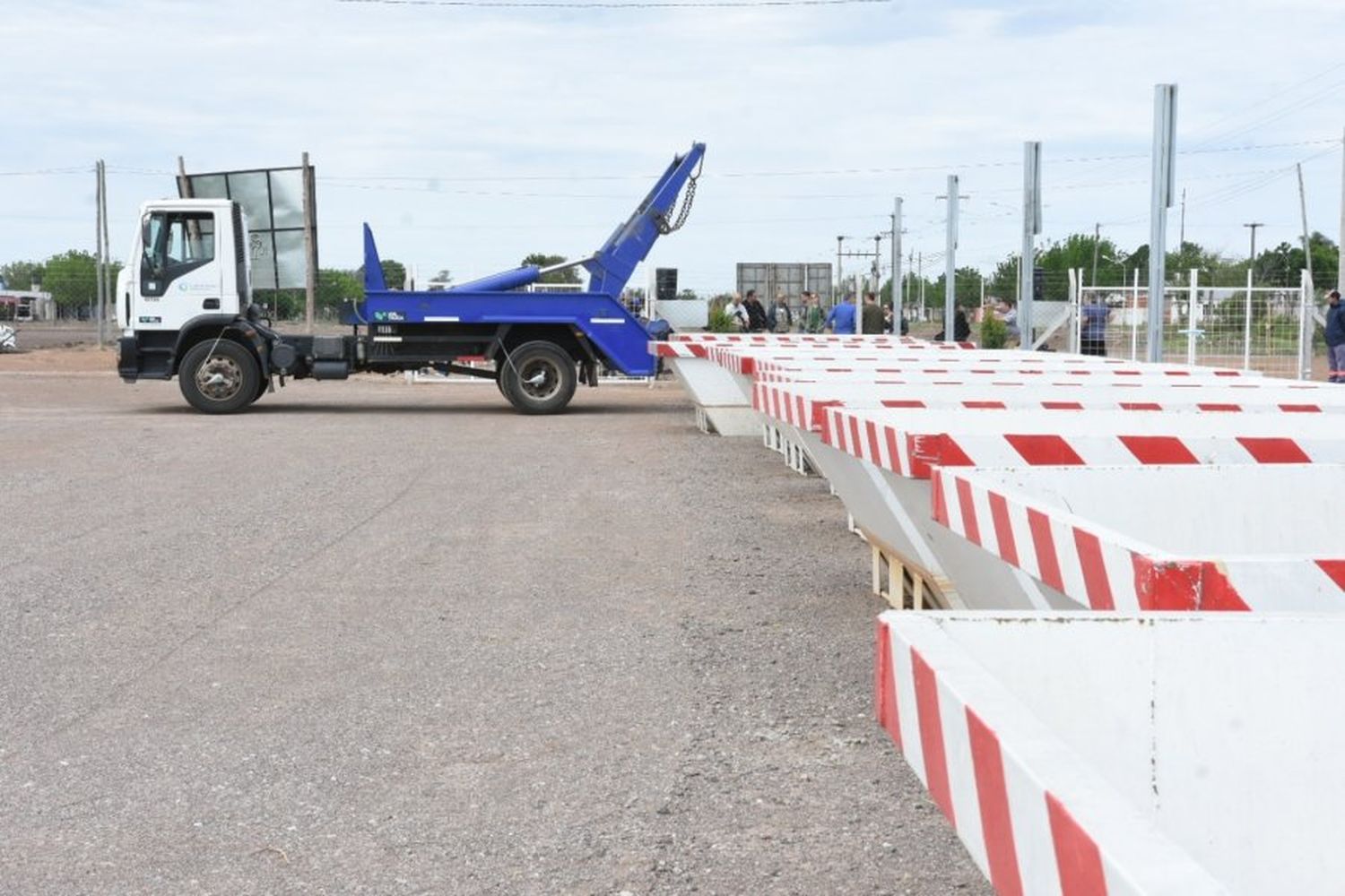 Contenedores dispuestos en el lugar, cada uno para materiales específicos