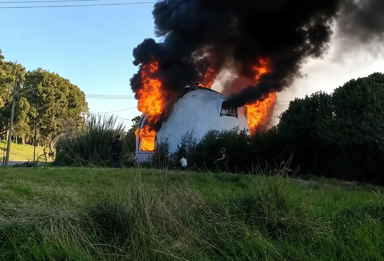 El feroz incendio consumió la emblemática vivienda de El Alfar.