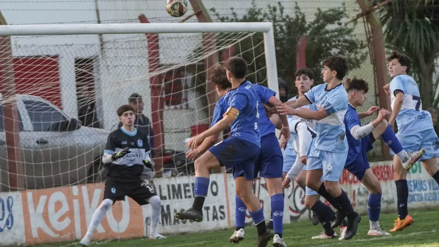 FOTO JAVIER VIJARRA / ECOS DIARIOS Una acción sobre el área tandilense, con el arquero Cortajerena atento a la jugada.