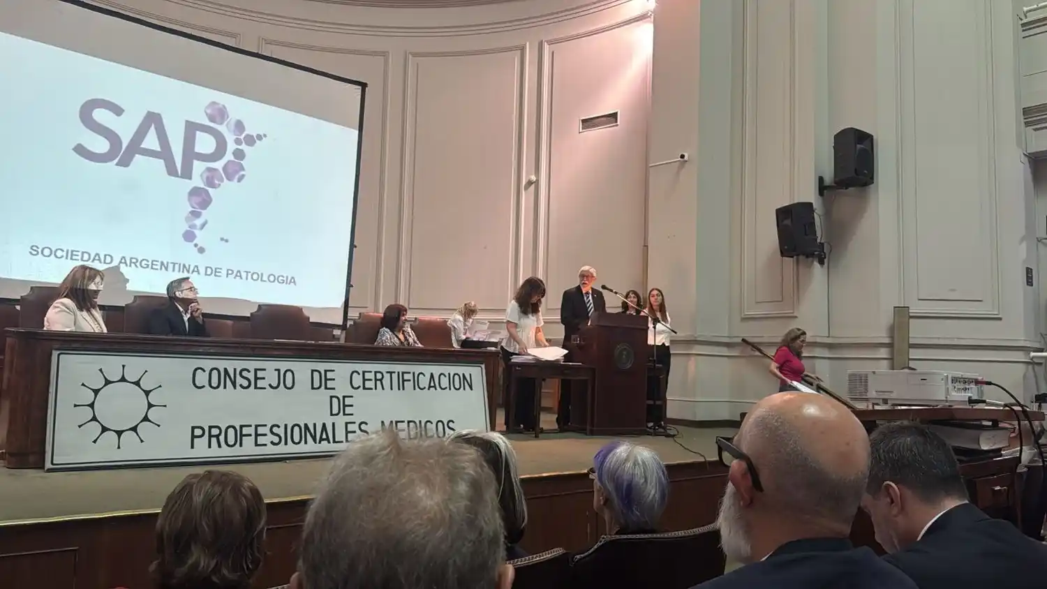 El primer nefrólogo formado en el sistema de residencias provincial recibe certificación nacional