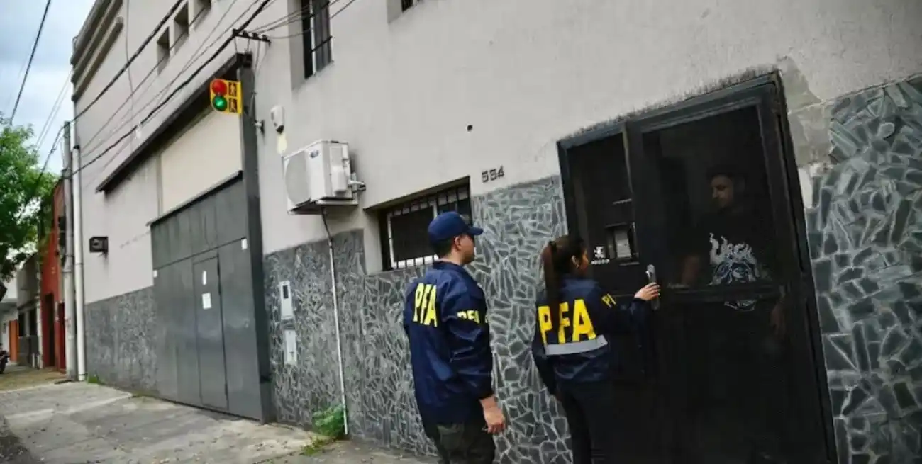 El allanamiento en la droguería Nueva Era es la primera medida dictada por el juzgado federal de La Plata. Crédito: Marcelo Manera