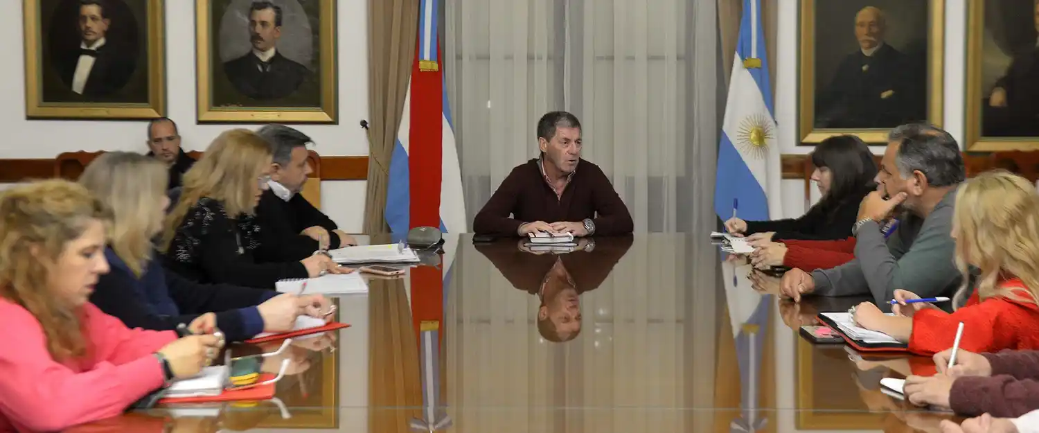 La provincia adelantará un 10 por ciento con los salarios de julio y se reabrirán paritarias