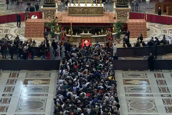 Miles de fieles ya despiden al papa Francisco en el Vaticano