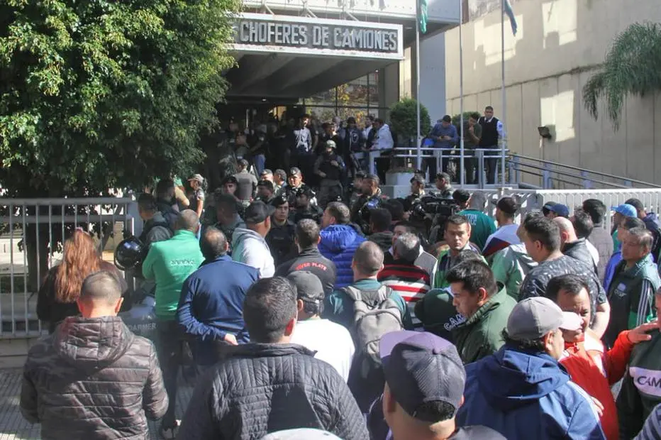 Gendarmería allanó la sede porteña de Camioneros