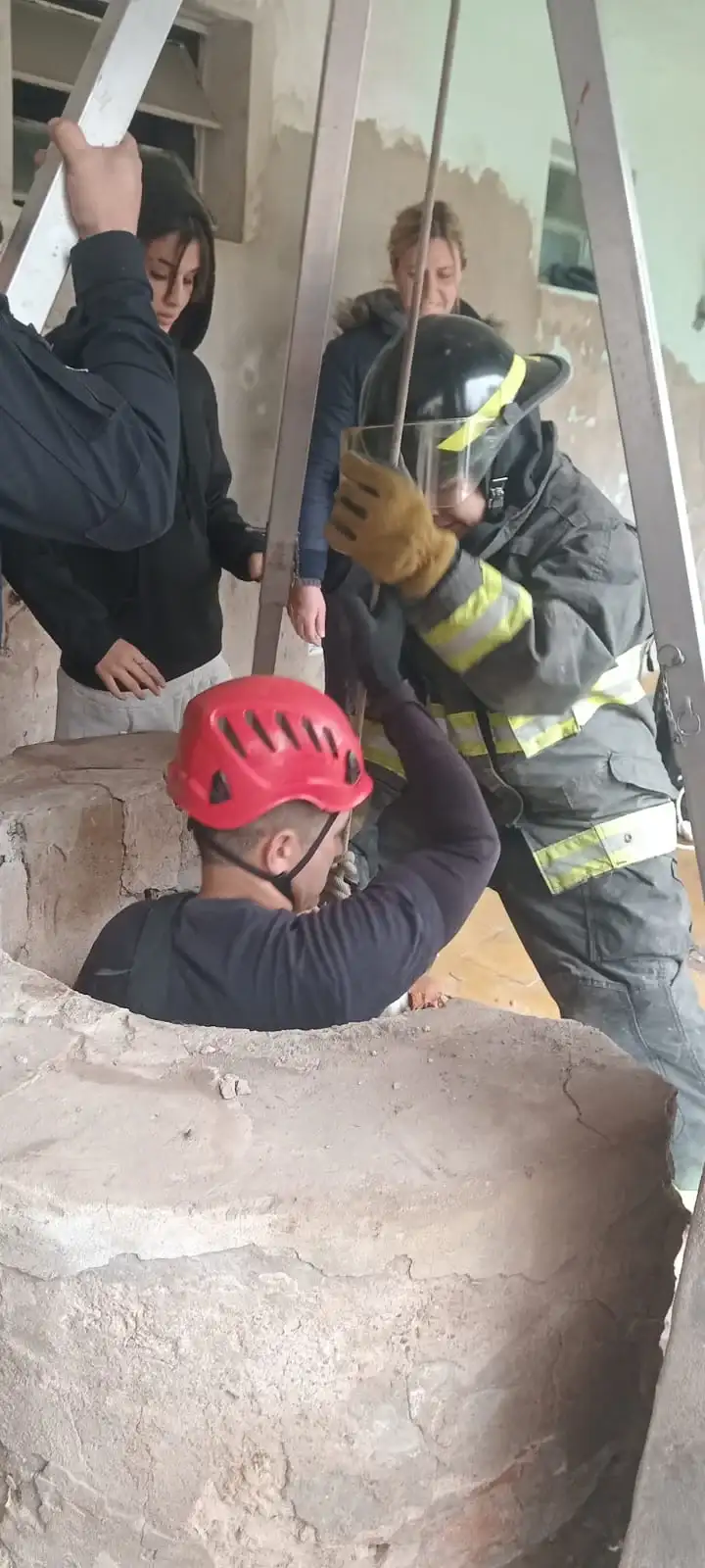 Los Bomberos Zapadores rescataron a un perrito que había caído a un aljibe de 10 metros en Susana - 1