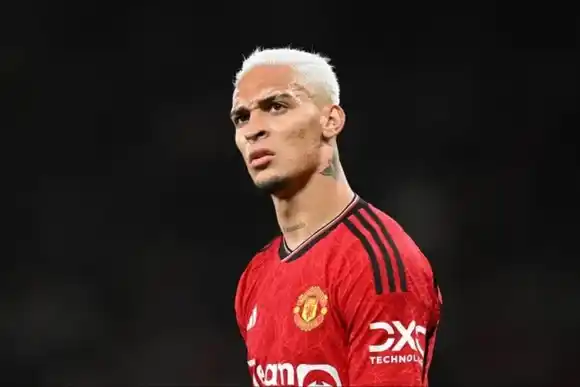 Manchester United analiza separar a Antony por la denuncia por violencia de género