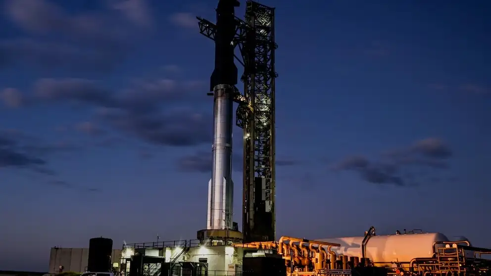 El ascenso del Starship, compuesto por una primera etapa Super Heavy con 33 motores Raptor y una segunda etapa equipada con otros seis motores, alcanzó una altura total de 123 metros. (FOTO:REUTERS/Steve Nesius)