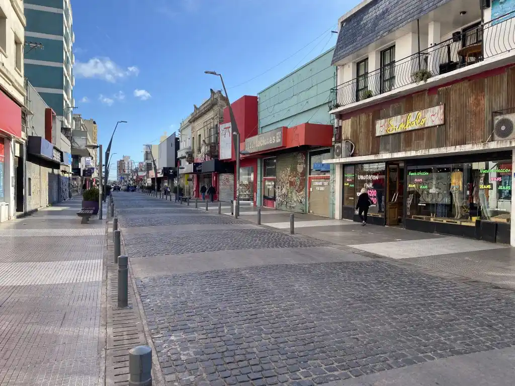 Volvieron a abrir los comercios no esenciales pero el movimiento en el centro no varió