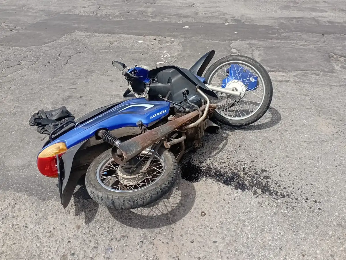 Un motociclista fue hospitalizado tras chocar con un auto en Colombia y Las Malvinas