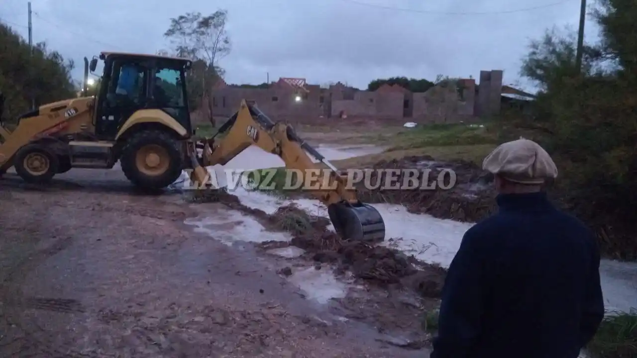 Reta: anegamientos y trabajos con maquinaria para drenar el agua