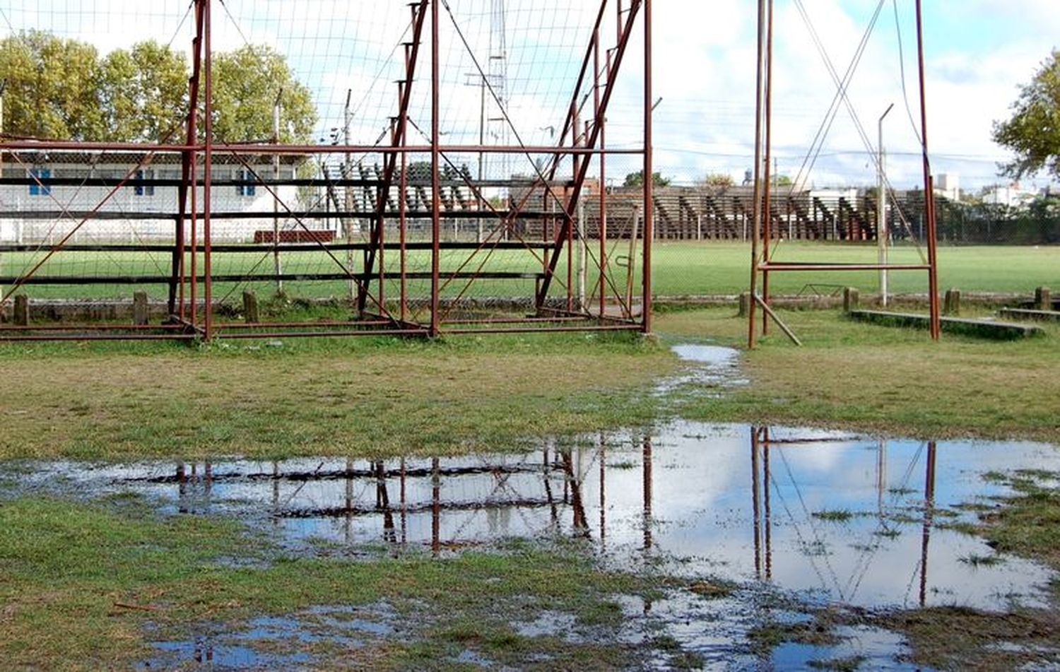 Imagen de archivo del Estadio Municipal con agua, escenario del partido que debían jugar hoy Pueblo Nuevo y Sud América.