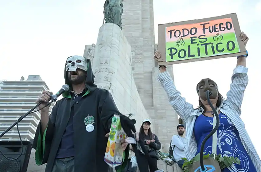 En reclamo a la demora del tratamiento de la Ley de Humedales, ambientalistas se manifestaron en el Monumento