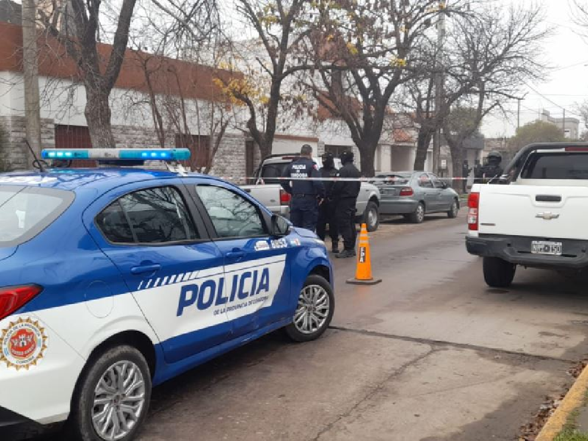 Allanamiento por estafas en barrio Roca: secuestran 11 mil dólares