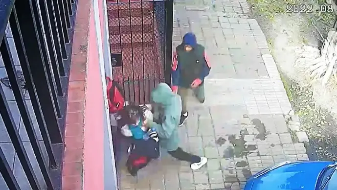 Cinco menores le robaron el auto a una abuela delante de su nieto en Avellaneda: Hace un mes le hurtaron otro coche